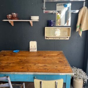 Alternative view of La fleuriste