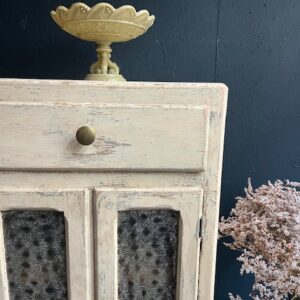 Alternative view of L'hyper sensible