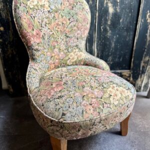 Alternative view of La beaucoup trop mignonne