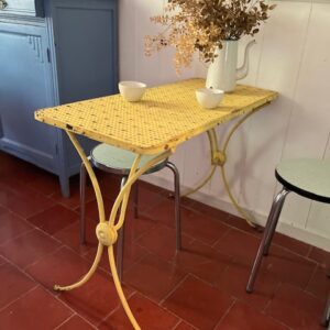 La yellow