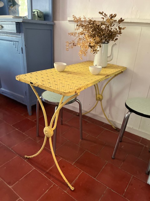 La yellow